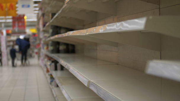 Lege planken in petto. Supermarkt met lege schappen voor goederen - Video