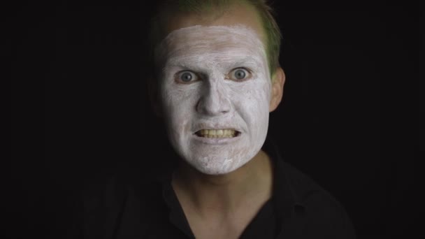 Retrato de hombre payaso Halloween. Primer plano de una cara de payasos malvados. Maquillaje de cara blanca
 - Metraje, vídeo