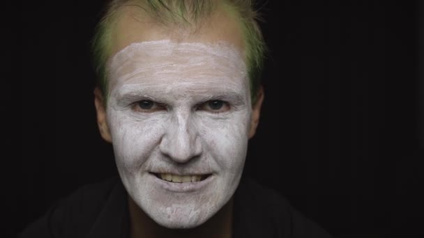 Clown Halloween man portret. Close-up van een kwaadaardige clowns gezicht. Witte gezichtsmake-up - Video