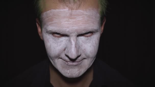 Clown Halloween man portret. Close-up van een kwaadaardige clowns gezicht. Witte gezichtsmake-up - Video
