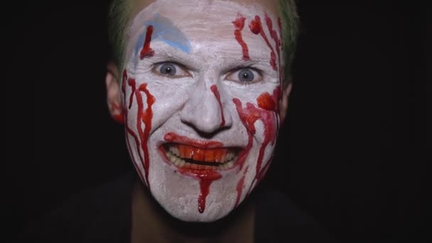 Retrato de hombre payaso Halloween. Espeluznante, malvados payasos cara de sangre. Maquillaje de cara blanca
 - Imágenes, Vídeo