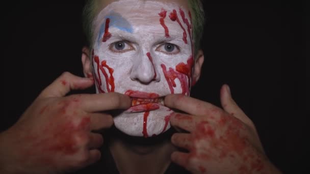 Clown Halloween portrait d'homme. Flippant, mauvais clowns visage de sang. Maquillage visage blanc
 - Séquence, vidéo