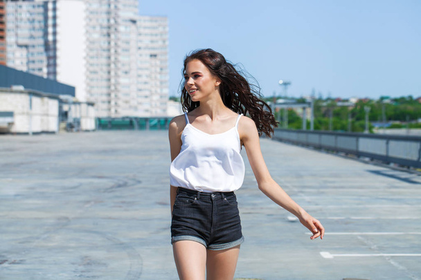 Muito jovem morena modelo em branco blusa de verão e jeans, su
 - Foto, Imagem