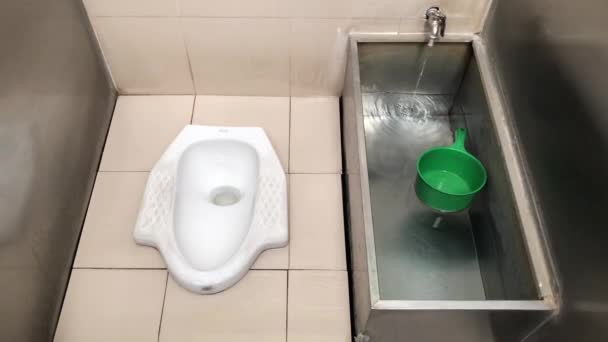 άποψη της τουαλέτας με νερό για πλύσιμο  - Πλάνα, βίντεο