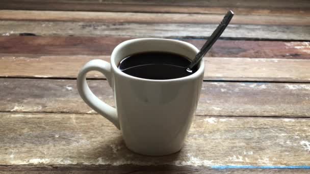 Nahaufnahme von Tasse mit Kaffee auf Holztisch  - Filmmaterial, Video