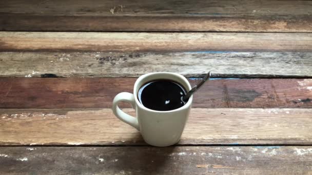 close up de xícara com café na mesa de madeira  - Filmagem, Vídeo