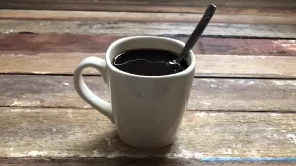 Nahaufnahme von Tasse mit Kaffee auf Holztisch  - Filmmaterial, Video