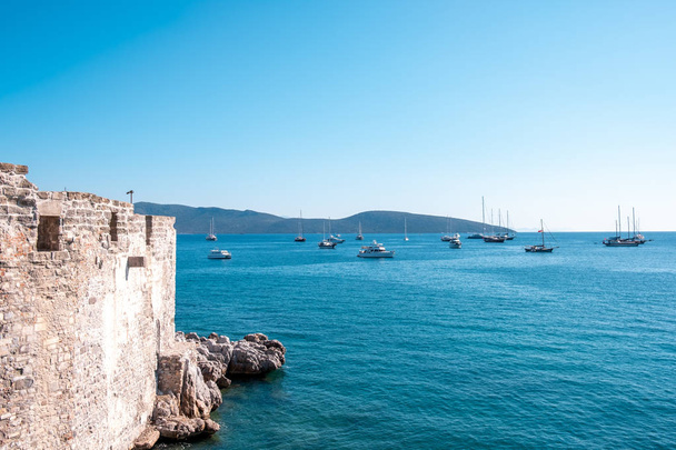 Castillo de Bodrum, Mar Egeo y barcos foto del castillo de Bodrum
 - Foto, imagen
