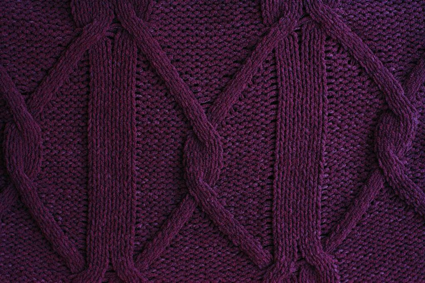 Mooie gebreide paarse trui van dichtbij bekijken  - Foto, afbeelding