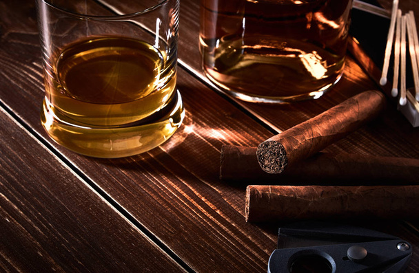 Asetelma lasi ja pullo alkoholia, viskiä tai brandy o
 - Valokuva, kuva