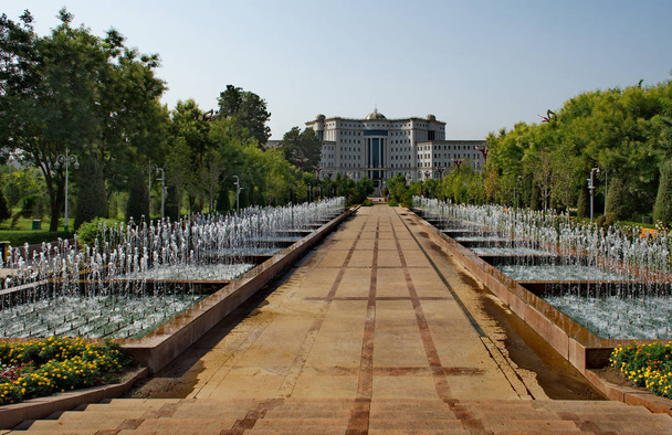 Tayikistán. Parque Central "Dioses Rudaki" en la capital Dushanbe. Es famoso por muchas fuentes y callejones verdes
. - Foto, Imagen