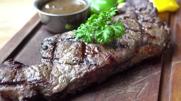 Hovězí steak v bílém talíři - Záběry, video