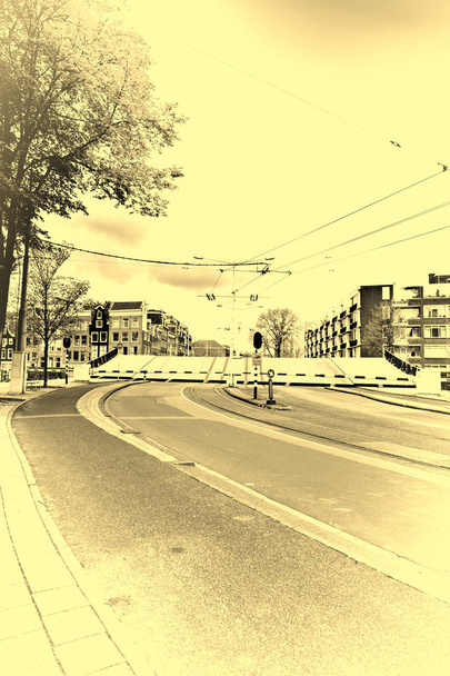 Drawbridge félig nyitott pozícióban Amszterdamban - Fotó, kép