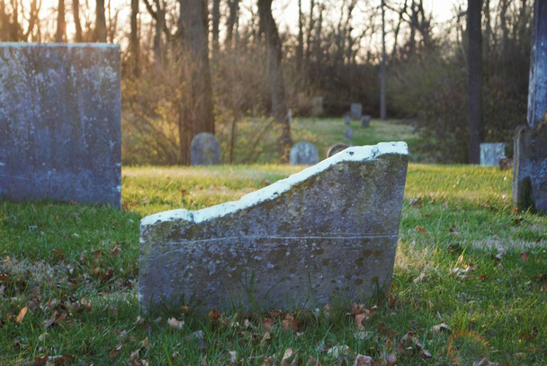 opuszczony cmentarz ze starymi nagrobkami - Zdjęcie, obraz