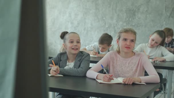 Kinder hören Lehrer zu, beantworten Fragen und arbeiten an Klassenprojekt - Filmmaterial, Video
