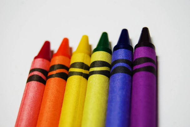 Des crayons multicolores disposés sur un fond blanc
 - Photo, image