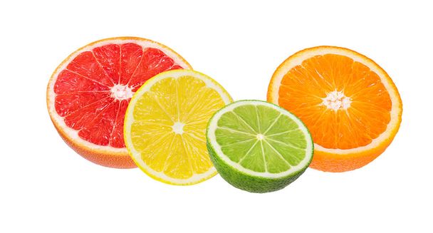 Цитрусовые фрукты Апельсин, грейпфрут, лайм, лимон изолированы на белом фоне
. - Фото, изображение