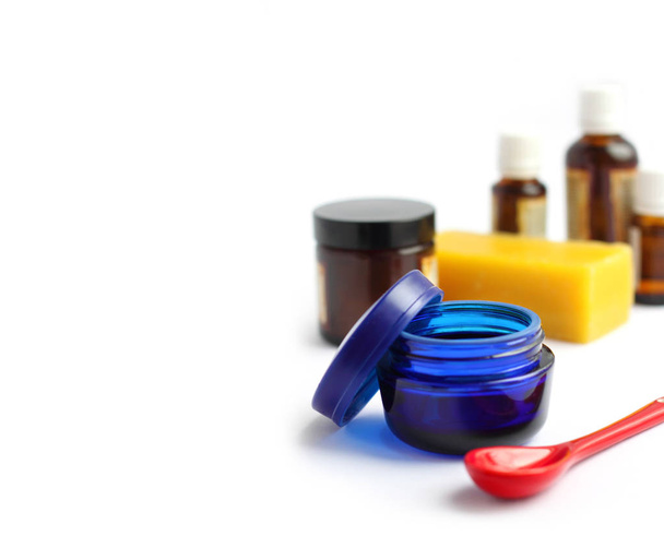 ingrediënten voor het maken van zelfgemaakte cosmetica  - Foto, afbeelding