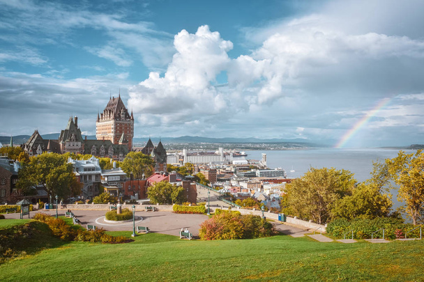 Sonbaharda Quebec 'in panoramik şehri. Güneşli bulutlu bir gün ve nehirde gökkuşağı. Quebec, Kanada. - Fotoğraf, Görsel