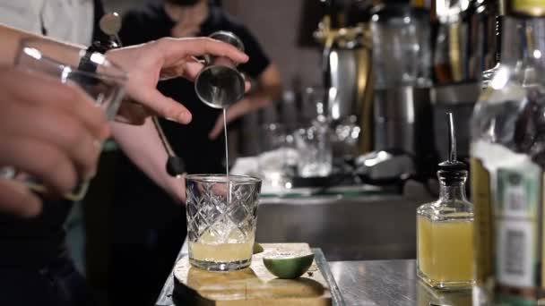 barman maakt cocktail toevoegen van de eerste - Video