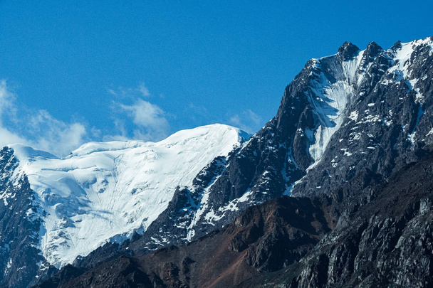 Schneeklippen unter blauem Himmel. Reisen in den Bergen - Foto, Bild