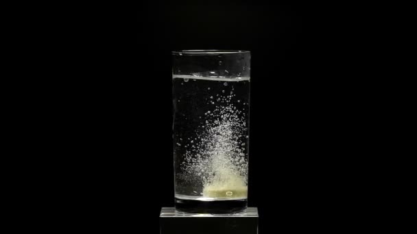 effervescent antacid tablet in glass of water - Footage, Video