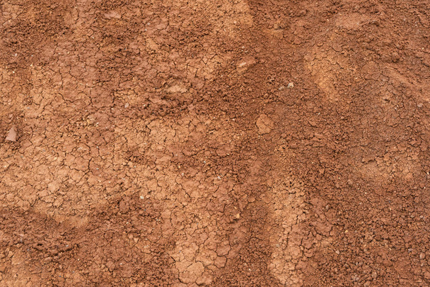 rote Berghänge an heißen Tagen. Textur auf Wand des sandigen Canyons. Wassermangel, Dürre durch Klimawandel - Foto, Bild