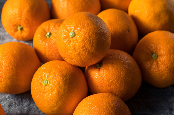 Fresh Organic Oranges in a Bunch - Foto, Bild