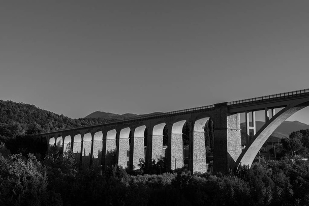 Isernia, Molise, Italië. Santo Spirito spoorbrug. Uitzicht - Foto, afbeelding