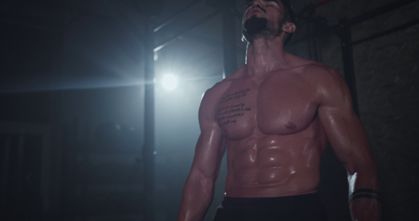 Detaily detailní záběr na sladké svaly v tmavé křížové fitness třídě po intenzivním tréninku - Záběry, video
