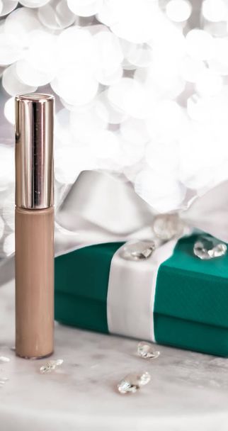 Holiday make-up foundation base, concealer and green gift box, l - Zdjęcie, obraz