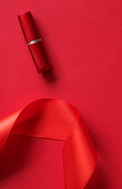 Rouge à lèvres de luxe et ruban de soie sur fond de vacances rouge, faire
- - Photo, image