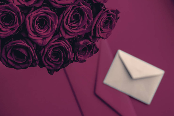 List miłosny i kwiaty dostawy w Walentynki, luksusowy bouqu - Zdjęcie, obraz