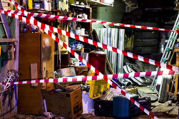 garage recintato sulla scena del crimine, sfondo sfocato con bokeh
  - Foto, immagini