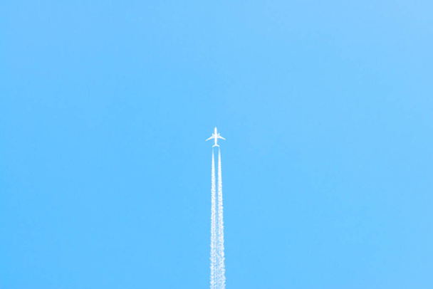 Flugzeug am blauen Himmel mit Wolken und Kondensstreifen, Deutschland - Foto, Bild