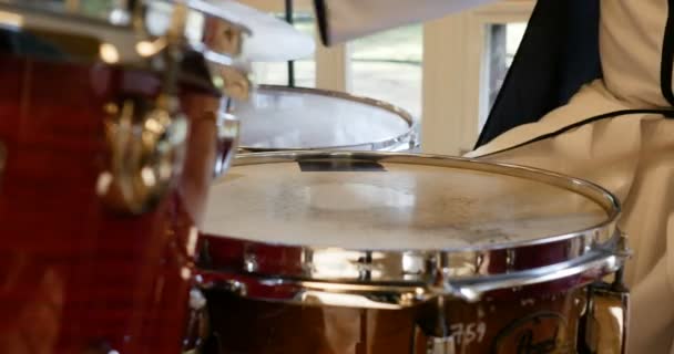 Männerhände spielen Snare Drum mit Drumsticks. professioneller Schlagzeuger, der Musik macht. weiße Kleidung, bis zur Unkenntlichkeit gut aussehender Körper eines erwachsenen Musikers - Filmmaterial, Video