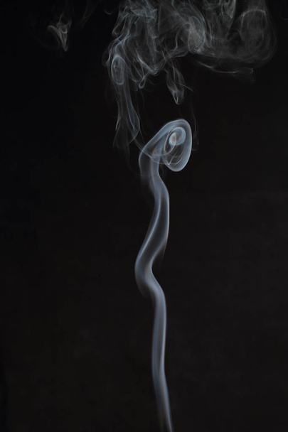 Textura de humo blanco abstracto sobre fondo negro
 - Foto, Imagen