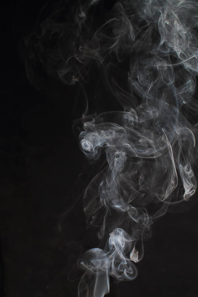 黒い背景に抽象的な白い煙テクスチャ - 写真・画像