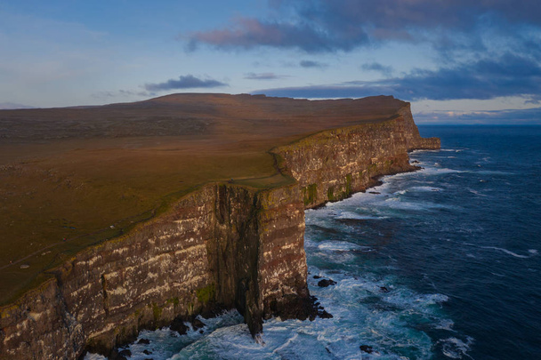 Lenyűgöző Latrabjarg-sziklák, Európa legnagyobb madárszirtje és több millió madár otthona. Izland nyugati fjordjai. Naplemente 2019 szeptemberében. Légi drónlövés - Fotó, kép
