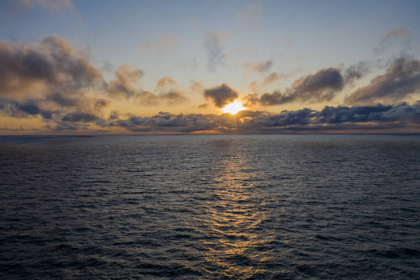 Zachód słońca nad morzem w najbardziej wysuniętej na zachód części Islandii, zwanej Latrabjarg. Widok z lotu ptaka, wrzesień 2019 - Zdjęcie, obraz