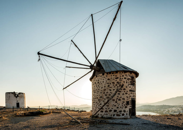 Moinhos de vento velhos demolidos na colina na cidade de Bodrum, na Turquia
 - Foto, Imagem