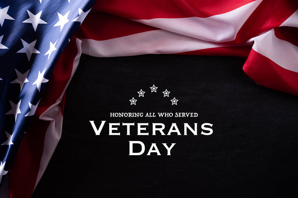 Feliz Dia dos Veteranos. Bandeiras americanas veteranos contra um fundo de quadro negro
. - Foto, Imagem