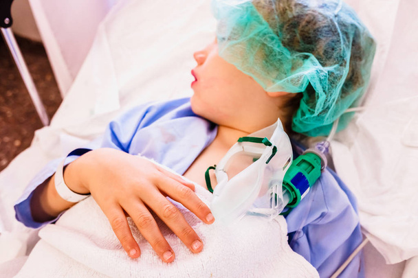 Dítě v nemocnici odpočívající po zákroku spící u řiti - Fotografie, Obrázek