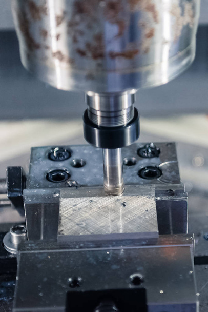 metallverarbeitende CNC-Fräsmaschine. Schneiden von Glasfaserteilen in moderner Verarbeitungstechnologie. - Foto, Bild