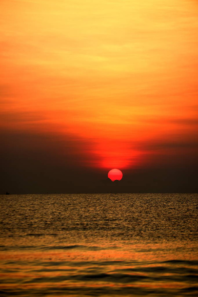 Fényes naplemente a tengerparton, színes természet. - Fotó, kép