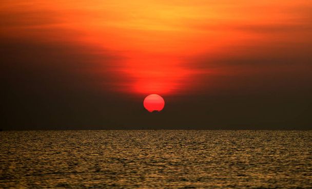 Coucher de soleil lumineux au bord de la mer, nature colorée
. - Photo, image