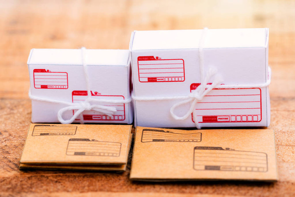Un mucchio di lettere e pacchi. concetto di ufficio postale
. - Foto, immagini