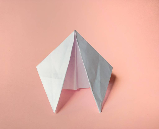 Nave espacial de papel sobre fondo rosa. concepto divertido
 - Foto, imagen