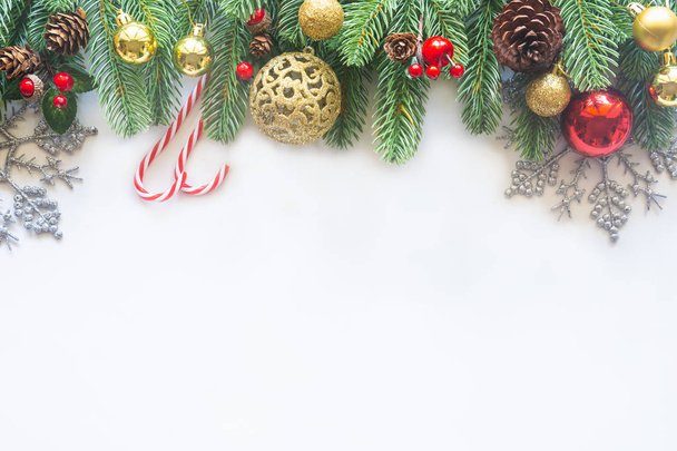 Noel kartı arkaplanı ve şenlikli süsleme balosu,  - Fotoğraf, Görsel