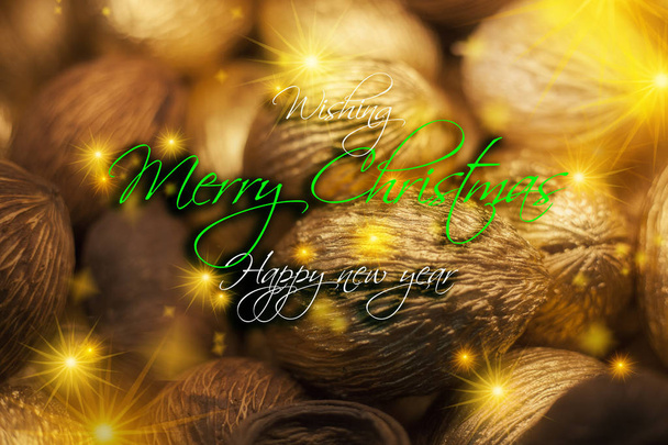 Tarjeta de felicitación de Navidad, semillas secas convertidas en adornos dorados de Navidad
 - Foto, Imagen